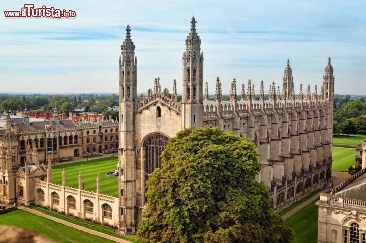 Immagine Vista aerea del King's College a Cambridge, Inghilterra - Imponente e maestoso: si presenta così uno dei college più famosi dell'Università di Cambridge, il King's. L'edificio accademico è qui fotografato dall'alto e immerso fra alberi e prati verdi all'inglese © r.nagy / shutterstock.com