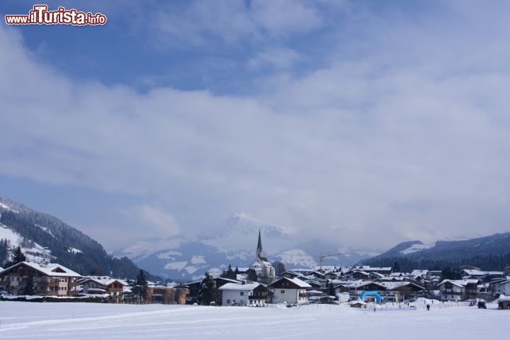 Immagine Kirchberg in Tirolo, fotografata in inverno. Pur trovandosi solamente a poco più di 800 metri di altitudine, qui l'innevamento è generalmente buono   - © Pics-xl / Shutterstock.com