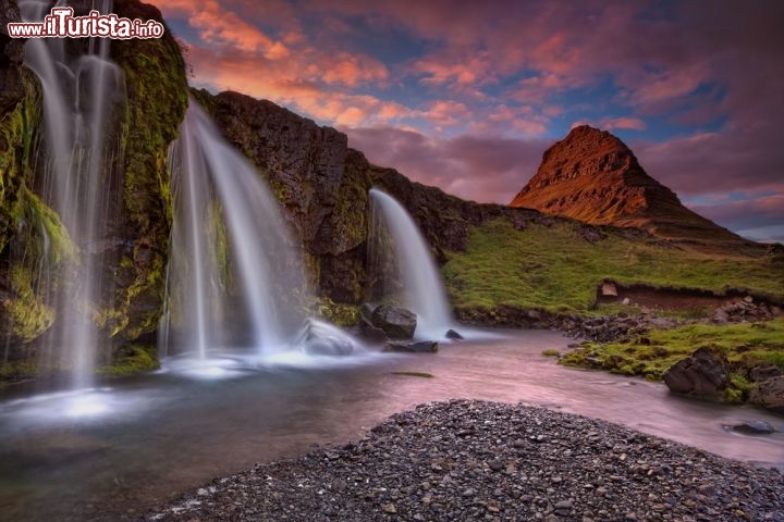 Immagine Le cascate vicino al monte di Kirkjufell, nella penisola Snaefellsnes in Islanda - © stjepann / Shutterstock.com