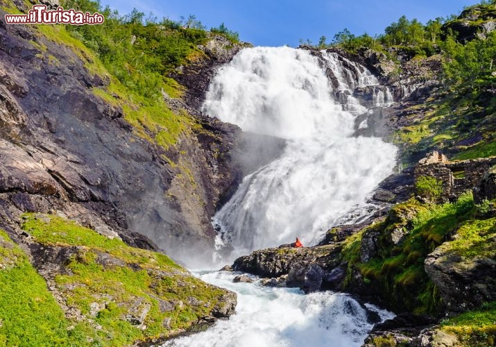 Immagine La cascata Kjosfossen, Norvegia, raggiungibile con la ferrovia a stazione elettrica Flamsbana. Questa spettacolare cascata si trova nella città di Aurland nel Sognefjord, il fiordo più lungo della Norvegia, ed è una delle principali attrazioni turistiche del paese.