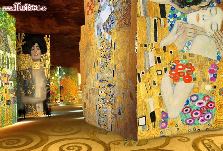 Immagine Klimt alle Carrieres Lumieres a Les Baux-de-Provence. Lo spettacolo a tema Klimt venne proiettato alle cave nel 2014. Siamo in Provenza non distanti da Arles ed Avignone