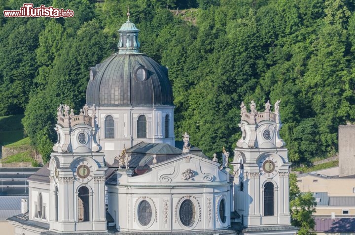 Immagine La chiesa Universitaria (Kollegienkirche) a Salisburgo, in Austria - E' la più grande chiesa barocca della città, costruita come chiesa universitaria da Fischer von Erlach e consacrata nel 1707. Le 4 cappelle sono consacrate alle 4 facoltà. La piazza in cui sorge è stata ristrutturata nel 1990 e tutti i giorni feriali ospita il mercato Gruenmarkt in cui si possono trovare prodotti tipici del paese © Anibal Trejo / Shutterstock.com