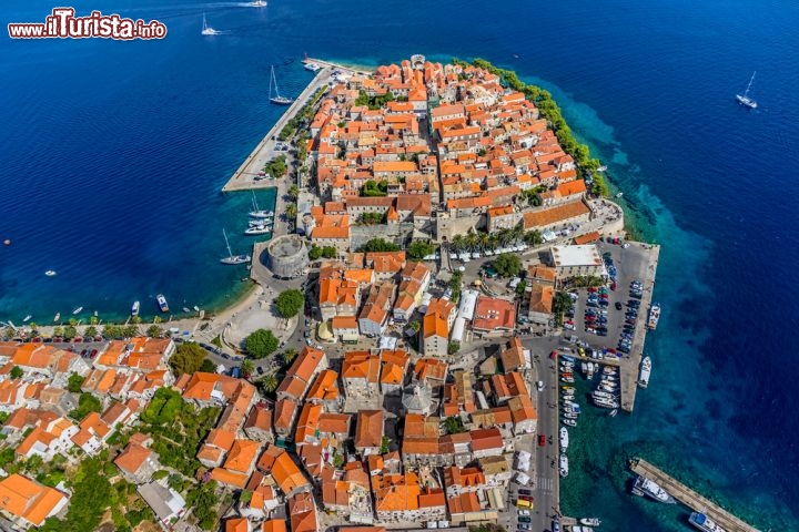 Immagine Korcula (Curzola), Croazia: il centro storico della citta murata si protende nel mare della Dalmazia. La foto è stata scattata da un elicottero - © OPIS Zagreb / Shutterstock.com