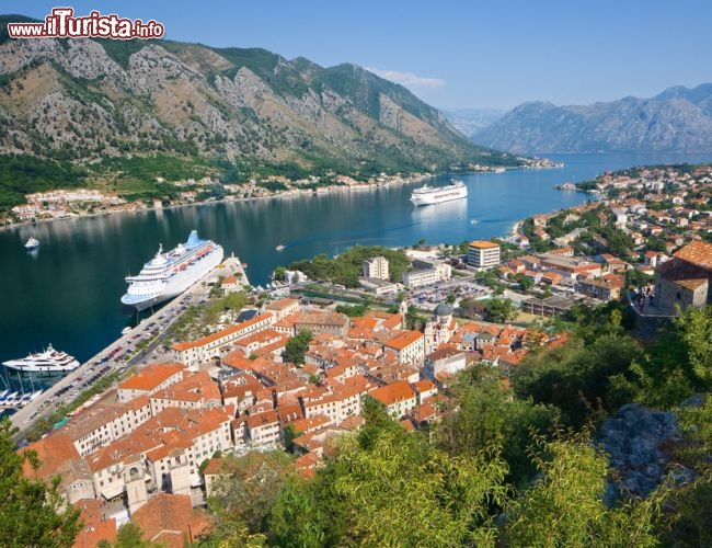 Immagine Kotor, fiordo delle Bocche di Cattaro, Montenegro. E' un paesaggio carsico quello dell'interno di Cattaro dove laghetti isolati e tratti di foresta ospitano monasteri incassati nella roccia. E per chi si reca nelle Bocche di Cattaro, questo luogo rappresenta il fiordo più bello del Mediterraneo - © ollir / Shutterstock.com