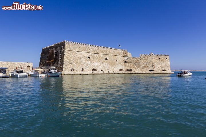 Immagine Fortezza veneziana di Koules a Creta, Grecia - I veneziani la chiamavano "Fortezza del mare": oggi Koules domina l'ingresso del porto di Heraklion di cui è uno dei monumenti più noti e visitati della città. Fu costruita ne XV° secolo © Ververidis Vasilis / Shutterstock.com