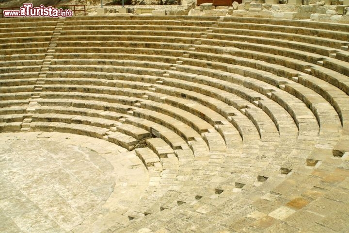 Immagine L'antico teatro di Kourion, lungo la costa meridionale di Cipro, è stato completamente restaurato ed è ancora usato per concerti all'aperto e spettacoli col Mediterraneo sullo sfondo, in particolare durante il Festival Internazionale di Teatro Greco Antico - © katatonia82 / Shutterstock.com