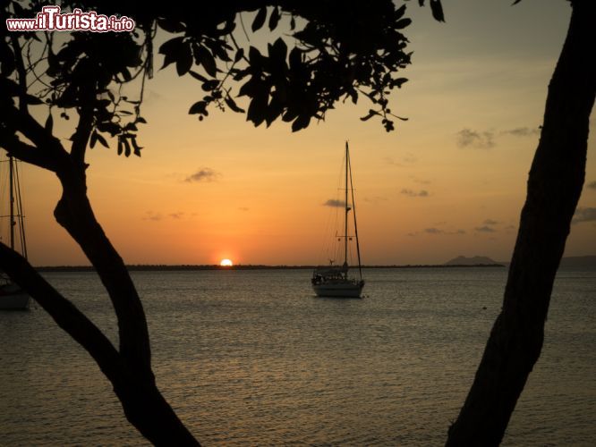 Immagine Kralendijk: il panorama dei caraibi al tramonto, come si ammirano dall'isola di Bonaire  - © Gail Johnson / Shutterstock.com