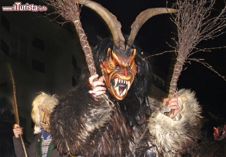Immagine Krampus Walk - Nei paesi di lingua tedesca, ma anche in Italia, Europa e molte città americane, i Krampus sono diavoli mascherati al seguito di San Nicolò, vescovo di Mira. Il Krampus Night è una festa legata alla mitologia cristiana, un caratteristico evento delle feste natalizie nato, stando alla tradizione, almeno 500 anni fa. Ogni anno la sera del 5 Dicembre, i krampus sfilano per le vie di Vienna per punire i bambini cattivi e disobbedienti: è dunque possibile incontrare questi singolari personaggi a metà fra capra e uomo, con tanto di fruste e catene arrugginite, mentre si aggirano lungo le strade cittadine per spaventare i piccoli. Amanti del brivido, se ad inizio Dicembre siete a Vienna non perdete questa agghiacciante passeggiata! Indirizzo: Obikirchergasse (19° Distretto) e altre strade di Vienna - © Pecold / Shutterstock.com