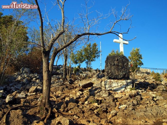 Immagine Krizevac, Mediugorie: la collina del percorso della Via Crucis e delle apparizioni della Madoona (Podbro) - © Parys Ryszard / Shutterstock.com