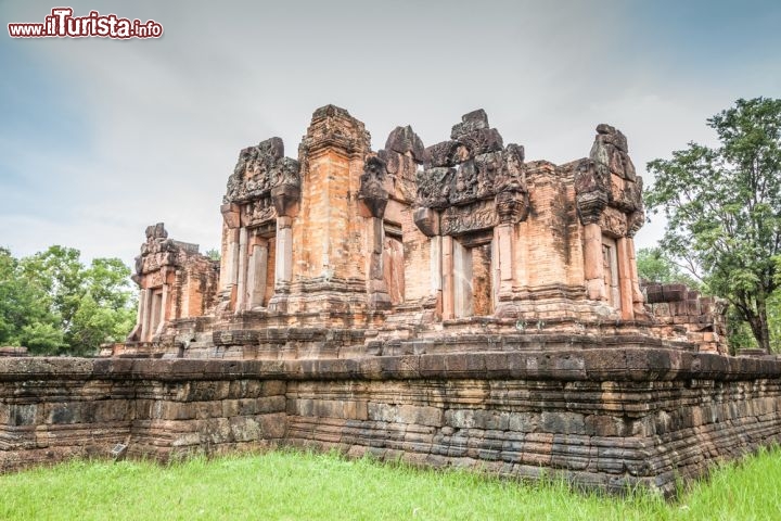 Immagine Ku Pueai Noi a Khon Kaen, Thailandia - Chiamato anche Prasat Puay Noi, il Ku Pueai Noi è un grande santuario khmer situato nella provincia di Khon Kaen. Recintati da una serie di mura concentriche, questi luoghi ospitavano al centro dell'area sacra il santuario principale in cui si trovava il tempio del dio più importante spesso rapppresentato da una statua © pattavikorn ployprasert / Shutterstock.com