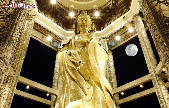 Immagine Statua di Kuan Yin all'interno del tempio  buddista Kek Lok Si temple, un complesso religioso che sitrova presso Air Itam a Penang in Malesia - © Gwoeii / Shutterstock.com