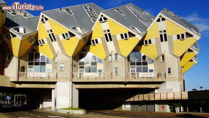 Immagine Kubuswoningen le particolari case cubiche di Rotterdam in Olanda - Igor Plotnikov / Shutterstock.com