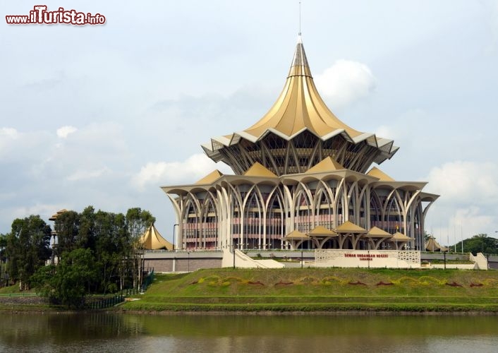 Immagine Il tempio di Kuching, Malesia. Capitale dello stato del Sarawak, questa città è la più grande di tutta l'isola del Borneo - © Dmitry Chulov / Shutterstock.com