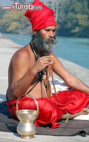 Immagine Festival Kumbh Mela in india: un Sadhu durante la meditazione - Foto di Giulio Badini / I Viaggi di Maurizio Levi