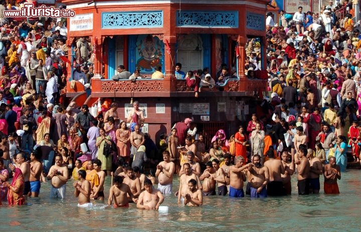 Immagine Kumbh Mela, Uttar Predesh: fedeli indù al bagno purificatore. Son milioni i fedeli che partecipano a questo festival, la manifestazione religiosa più frequentata del mondo - Foto di Giulio Badini / I Viaggi di Maurizio Levi