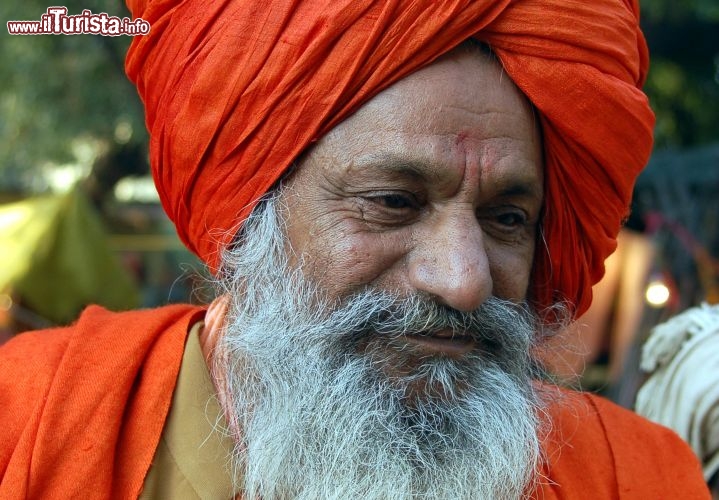Immagine Kumbh Mela, il festival più grande del mondo: un uomo Sadhu con turbante - Foto di Giulio Badini / I Viaggi di Maurizio Levi
