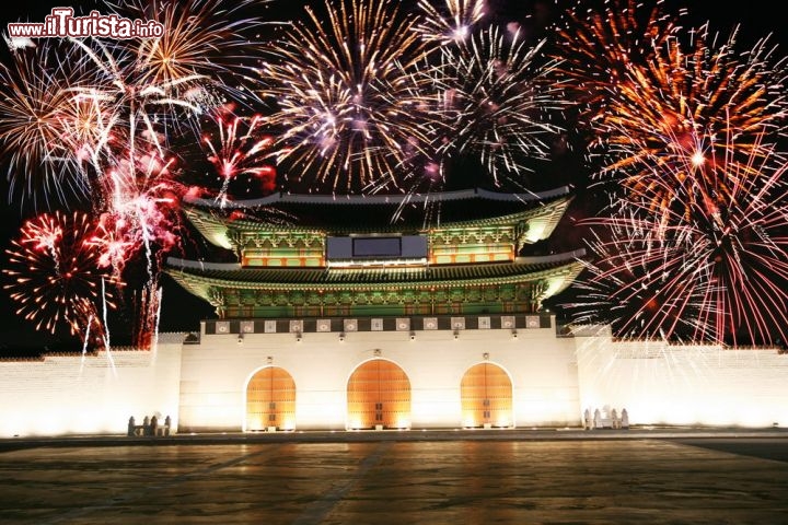 Immagine Kwanghwa Gate, la porta di ingresso al Gyeongbok Palace di Seoul, nella Korea del Sud - © Bikeworldtravel / Shutterstock.com