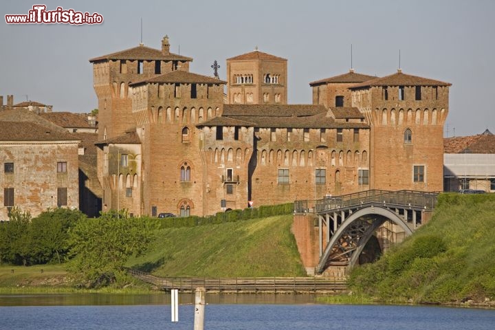 Immagine L'antico castello storico di Mantova (Lombardia) è conosciuto con il nome di Fortezza di San Giorgio - © Eder / Shutterstock.com