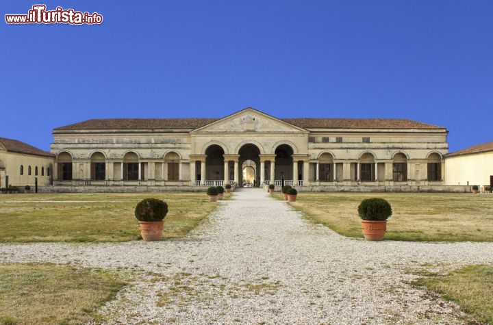 Immagine L'elegante Palazzo Te (qui è raffigurata la Loggia d'Onore) si trova nella periferia ovest di Mantova, Lombardia - © Antonio Abrignani / Shutterstock.com