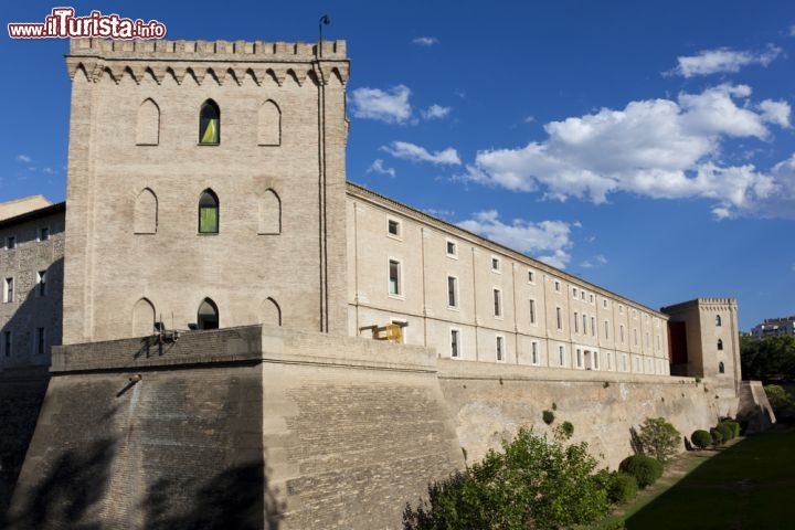 Immagine Il Palazzo dell'Aljaferìa di Saragozza, Spagna, è un castello arabo dell'XI secolo, concepito come luogo di svago per il sovrano ma utilizzato nei secoli anche come postazione difensiva. Massiccio e fiero, con belle decorazioni in stucco e soffitti a cassettoni, è l'attuale sede della Comunità Autonoma dell'Aragona - © Francisco Javier Gil / Shutterstock.com