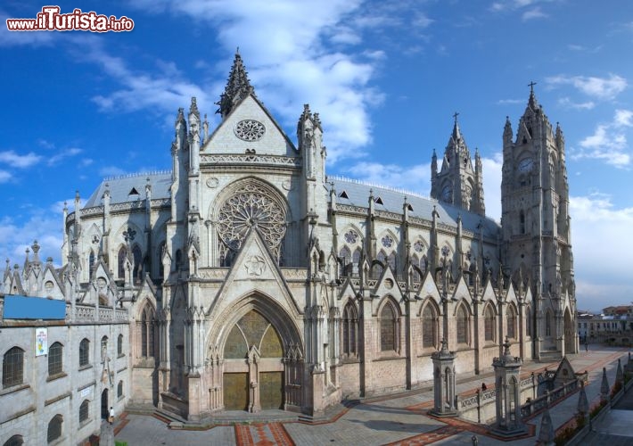 Immagine La Basilica del Voto Nacional di Quito, Ecuador, è un'enorme basilica neogotica cominciata a fine Ottocento, tra le più imponenti del continente americano. Fu consacrata nel gennaio del 1985 da Papa Giovanni Paolo II. Lungo le pareti sono incisi i nomi dei privati che contruibuirono finanziariamente alla costruzione - © Ammit Jack / Shutterstock.com