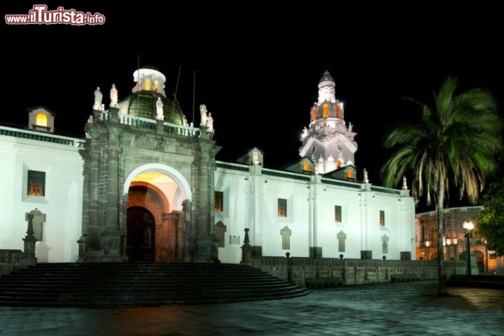 Immagine La Cattedrale di Quito, Ecuador, si affaccia sulla piazza centrale della città, dove dà il meglio di sé di notte, quando le luci ne esaltano l'eleganza. Non a caso il centro di Quito fu il primo sito mondiale ad essere dichiarato, nel 1978, Patrimonio dell'Umanità dall'UNESCO - © Ammit Jack / Shutterstock.com