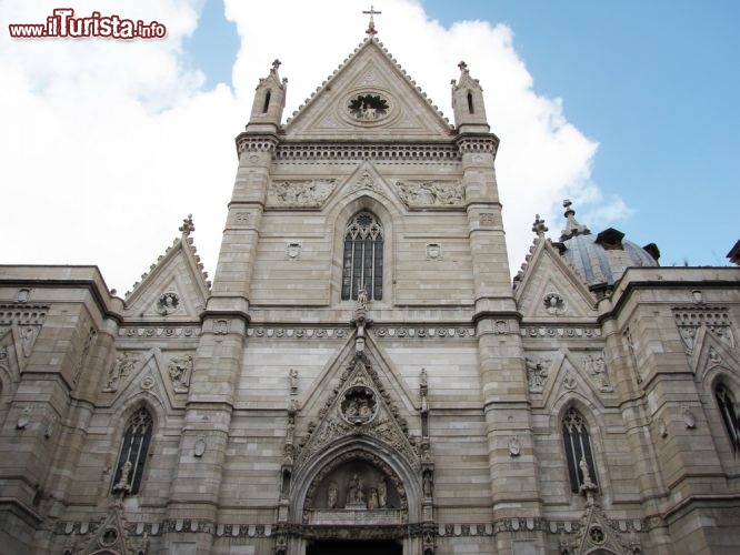 Immagine La Cattedrale di Napoli il Duomo dell'Assunta, che fu completato da Roberto d'Angiò - © Cardaf / Shutterstock.com