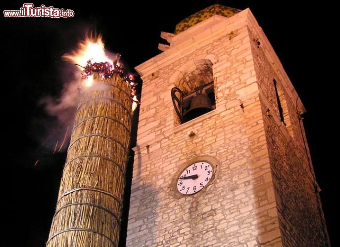 Immagine La Faglia di Oratino viene accesa la notte della Vigilia di Natale, ed è un evento molto sentito in Molise - © www.comune.oratino.cb.it