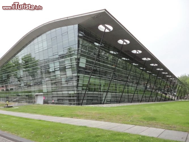 Immagine La moderna biblioteca di Delft, opera dei mecanoo: visuale del fronte della struttura