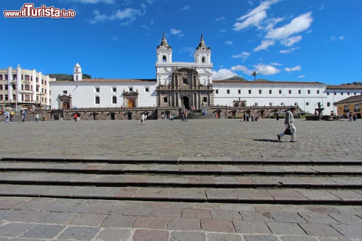 Immagine La grande piazza di San Francesco e l'omonima chiesa a Quito, capitale dell'Ecuador, nella parte occidentale delle Ande - © Stephen B. Goodwin / Shutterstock.com