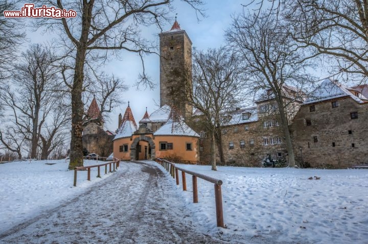 Immagine Panorama invernale sulla porta di ingresso al borgo di Rothenburg ob der Tauber - A rendere ancora più suggestiva questa graziosa cittadina della Romantische Strasse è la neve che ne sottolinea la singolare atmosfera medievale. L'ingresso al borgo di Rothenburg si presenta in questa immagine sotto un manto di soffice neve © MAHATHIR MOHD YASIN / Shutterstock.com