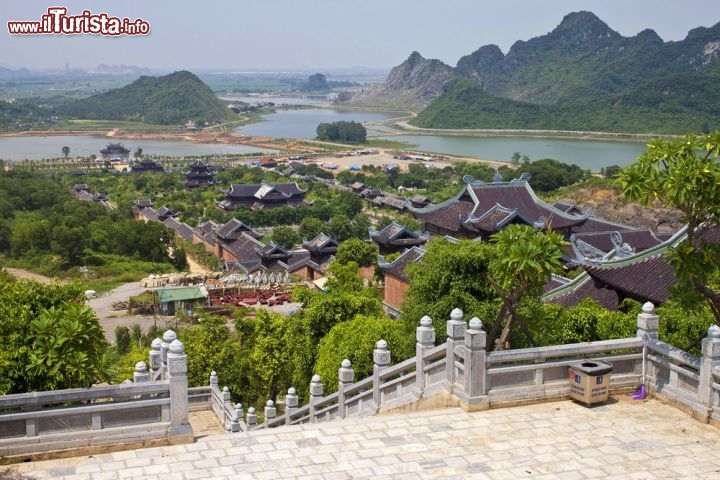 Immagine La vista dal piazzale di Bai Dinh Temple: siamo alle pendici di una collina nei pressi di Ninh Binh, Vietnam. In questo nuovo tempio buddhista si trovano centinaia di statue dei cosiddetti "arhat", i buddhisti illuminati - © Matyas Rehak / Shutterstock.com