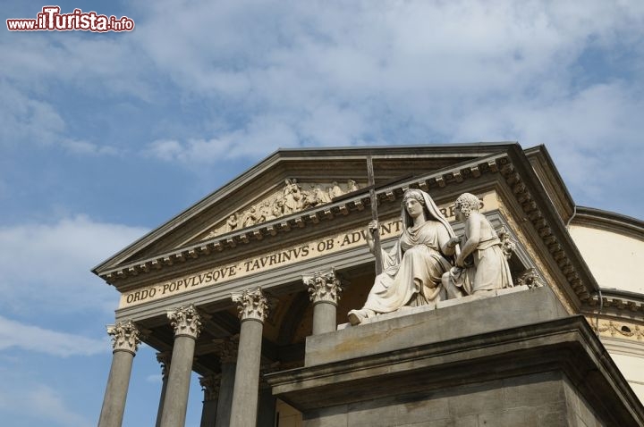 Immagine La Basilica della Gran Madre di Dio è tra i luoghi di culto più importanti e suggestivi di Torino, anche grazie alla posizione sulle rive del Po. Situata nell'omonima piazza, simile al Pantheon romano nell'architettura, la chiesa fu eretta nel 1814 dopo la sconfitta di Napoleone, per celebrare il ritorno di Vittorio Emanuele I di Savoia - © skyfish / Shutterstock.com