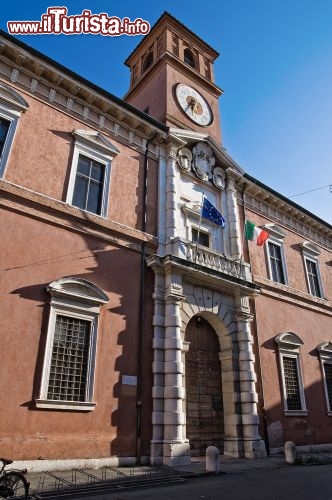 Immagine La Biblioteca Ariostea di Ferrara (Emilia Romagna) ha sede nel Palazzo Paradiso e custodisce la tomba di Ludovico Ariosto. L'edificio, finemente affrescato, è del 1391, ma la Biblioteca Civica nacque nel 1753. Oggi vanta circa 650 edizioni diverse delle opere ariostesche (alcune originali dell'epoca!), numerosi manoscritti antichi, codici miniati e cimeli di valore - © Mi.Ti. / Shutterstock.com