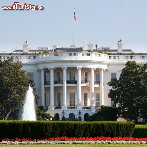 Immagine La Casa Bianca di Washington, DC USA, dove vive il Presidente degl iStati Uniti durante il suo mandato di 4 anni - © DanielW / Shutterstock.com