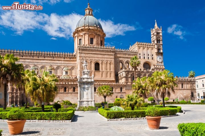Immagine La Cattedrale normanna di Palermo in una bella giornata di sole. Consacrata alla Vergine Maria nel VII secolo, presa dai Mori e trasformata in moschea, quindi riconvertita a chiesa cristiana nel 1072, è caratterizzata da uno stile composito con tratti gotici - © David Ionut / Shutterstock.com