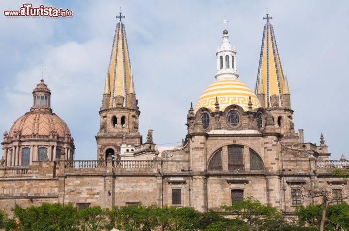 Immagine La Cattedrale: è conosciuta con i nomi di Catedral Metropolitana o Catedral de la Asunción de María Santísima e si trova nel centro storico della capitale dello Stato di Jalisco. Costruita su ordine del Re si Spagna nel 1561, du conscarata quasi centocinquant'anni più tardi. Le due torri laterali, alte 65 metri, sono state ricostruite a seguito del terremoto che nel 1818 le fece crollare - © NCG / Shutterstock.com