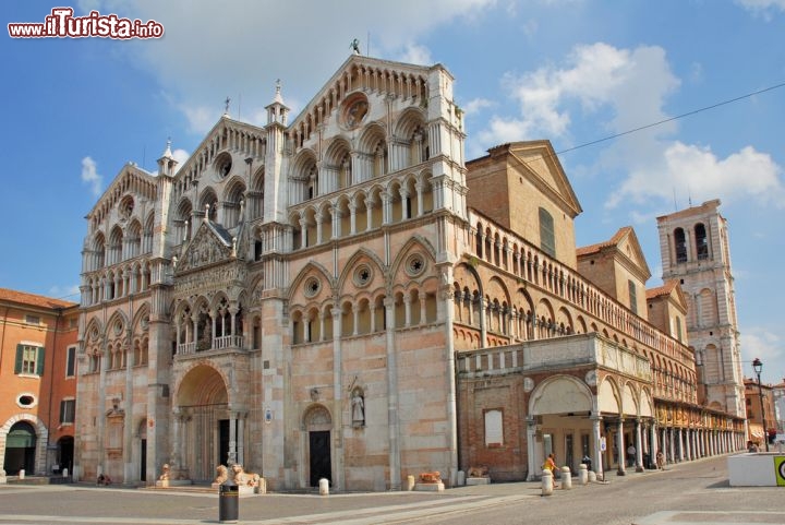 Immagine La Cattedrale di San Giorgio di Ferrara (Emilia Romagna) fu costruita nei primi anni del XII secolo e consacrata nel 1135, poi modificata a più riprese: la facciata testimonia il primo impianto romanico, ma nel Seicento l'interno fu restaurato secondo un gusto marcatamente barocco. Il campanile, mai completato, fu progettato da Leon Battista Alberti e eretto nella seconda metà del Quattrocento. All'interno c'è la tomba di Papa Urbano III - © claudio zaccherini / Shutterstock.com