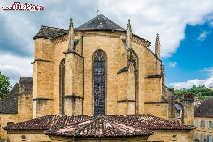 Immagine La Cattedrale di San Sacerdos a Sarlat-la-Caneda in, nella regione dell'Aquitania, più precisamente in Dordogna,  nell'ovest della Francia - © ostill / Shutterstock.com