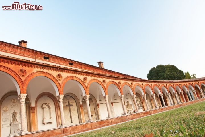 Immagine Il Cimitero Monumentale della Certosa di Ferrara oggi è all'interno della cinta muraria, ma non è sempre stato così: quando venne fondato su commissione di Borso d'Este, nel 1452, sorgeva come di consueto al di fuori delle mura. Fa parte del complesso anche la Chiesa di San Cristoforo. Dopo la chiusura del monastero in periodo napoleonico, nel 1813 fu acquistato dal Comune e trasformato nel cimitero di Ferrara  - © Nujalee / Shutterstock.com