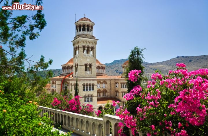 Immagine La splendida chiesa di Agios Nectarios Egina Grecia - © Tatiana Popova / Shutterstock.com