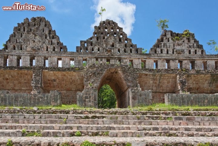 Immagine La Colombaia di El Palomar si trova ad Uxmal, uno ei siti Maya più importanti della pensola dello Yucatan e di tuitto il Messico - © Birute Vijeikien / Shutterstock.com