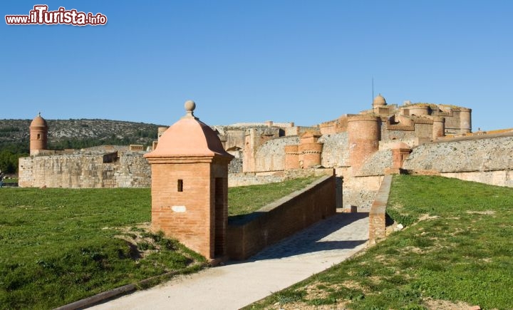 Immagine La Fortezza di Salses si trova a nord di Perpignan ci troviamo nella Linguadoca-Rossiglione, nel sud della Francia - © Natursports / Shutterstock.com