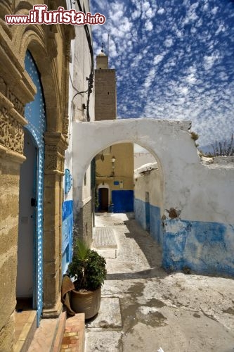 Immagine La Kasba di Rabat, Marocco: la parte più vecchia della città è anche quella più visitata dai turisti. Il bianco e l'azzurro delle case sono il segno inconfondibile di questa zona della capitale marocchina - © WitR / Shutterstock.com