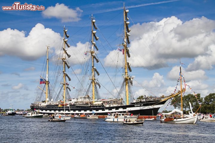 Immagine Il veliero russo Kruzenshtern alla Sail Amsterdam Tallship Race - Ogni 5 anni la capitale olandese diventa il punto d'arrivo della Sail Amsterdam Tallship Race, prestigiosa competizione di velieri e grande evento pubblico gratuito. Oltre a spettacolari velieri giunti da tutto il mondo vi sono anche barche moderne e navi della marina. In questa immagine l'imbracazione russa Kruzenshtern © Colette3 / Shutterstock.com