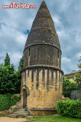 Immagine La particolare Lanterna dei Morti a Sarlat-la-Caneda in Francia. Questo tipo di architettura medievale è piuttosto raro in Europa, e questo ne è uno degli esempi più mirabili. In pratica si trattava di un enorme lumino, che rischiarava le notte, dando luce alle anime dei defunti- © ostill / Shutterstock.com