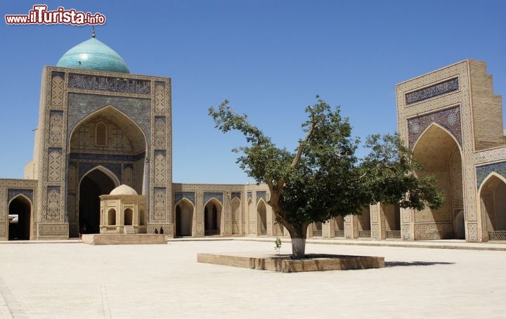 Immagine La Moschea Kalon a Bukhara, in Uzbekistan - © alfotokunst / Shutterstock.com