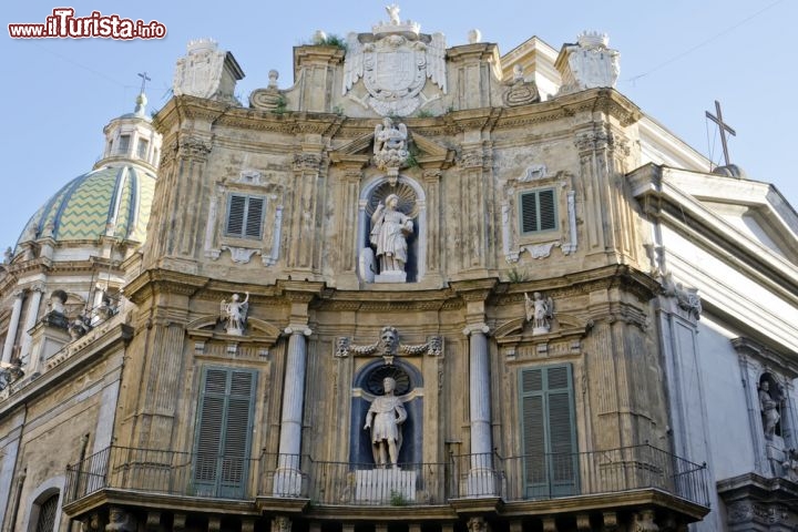 Immagine La piazza dei Quattro Canti è una piazza barocca di Palermo (Sicilia) dalla caratteristica forma ottagonale, conosciuta anche come Ottagono del Sole o Teatro del Sole. Il nome vero, a dirla tutta, è Piazza Vigliena, mentre i "quattro canti" sono i quattro palazzi che la delimitano e la impreziosiscono, ricchi di sculture e motivi decorativi sontuosi - © perspectivestock / Shutterstock.com