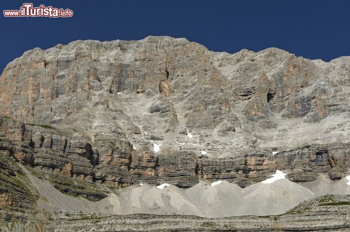 Immagine La Pietra Grande vista dal Passo di Grostè, la famosa zona sciistica del comprensorio  di Madonna di Campiglio - © m.bonotto / Shutterstock.com