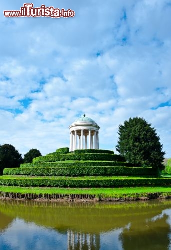 Immagine Nel cuore del Parco Querini, su una piccola isola rotonda, nei primi decenni dell'Ottocento l'architetto Antonio Piovene realizzò un elegante tempietto ionico. Il parco, oasi verde abbracciata da lunghe mura accarezzate dal fiume Bacchiglione, apparteneva al Palazzo Capra-Querini e nel dopoguerra fu ceduto al Comune di Vicenza - © gkuna / Shutterstock.com